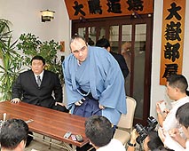 記者会見に臨む露鵬(右)と大嶽親方=6日、東京都江東区 日経ネットより