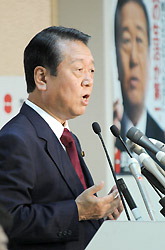 無投票3選が決まり、会見する民主党の小沢一郎代表=民主党本部で2008年9月8 毎日新聞