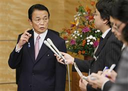記者の質問に答える麻生首相=23日夜、首相官邸 中日新聞記事より
