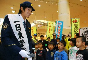 ソフトの上野投手が1日署長に“登板” 「飲酒運転、犯罪減らして」 福岡東署 西日本新聞