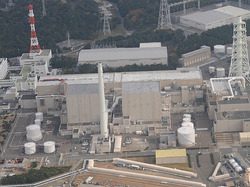 中部電力浜岡原発1、2号機(中央建物、左から) 毎日新聞より