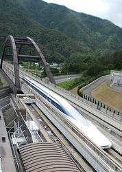 走行テストを行うリニアモーターカー=山梨県のリニア実験センターで 毎日新聞