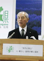 新年度予算を発表する村井知事(県庁で) 読売新聞紙面より