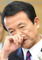 中川昭一財務・金融担当相の辞任について記者の質問に答える麻生太郎首相=首相官邸で2009年2月17日、毎日新聞