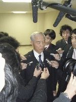 右近参事が事情聴取を受けていたことについて、記者団の質問に答える村井知事(25日午後4時23分、県庁で) 読売新聞