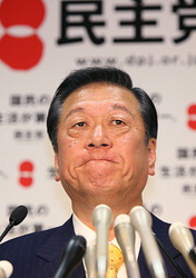 定例会見で記者の質問に答える民主党の小沢一郎代表=東京都千代田区永田町の同党本部で2009年4月14日午後5時すぎ、毎日新聞より