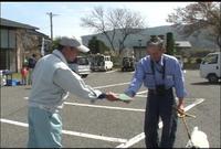 狂犬病予防注射の会場で、「犬のふんは飼い主の責任で持ち帰りましょう」と呼びかける環境保全協力員(伊那市) いなまいドットコムより