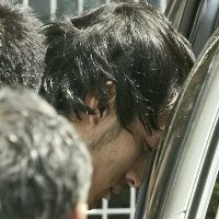 車に乗り込む草なぎ剛容疑者
