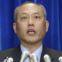 新型インフルエンザへの警戒レベルが「フェーズ5」に引き上げられたことについて説明する舛添厚労相 読売新聞
