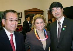 5月7日、ワシントンの米議会でマロニー下院議員(中央)と会談する秋葉忠利・広島市長(左)、田上富久・長崎市長 =共同通信=