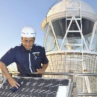 昨年LED化された安宅港口灯台の太陽光パネルを磨く海保の職員(小松市安宅町で)