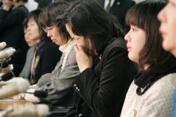 記者会見で涙ぐむ、薬害肝炎訴訟の原告ら=20日午前10時21分、厚労省 北海道新聞