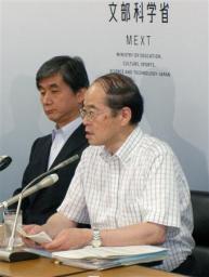 文科省の汚職事件で処分を発表する銭谷真美事務次官(手前)=10日午後、文科省<br />