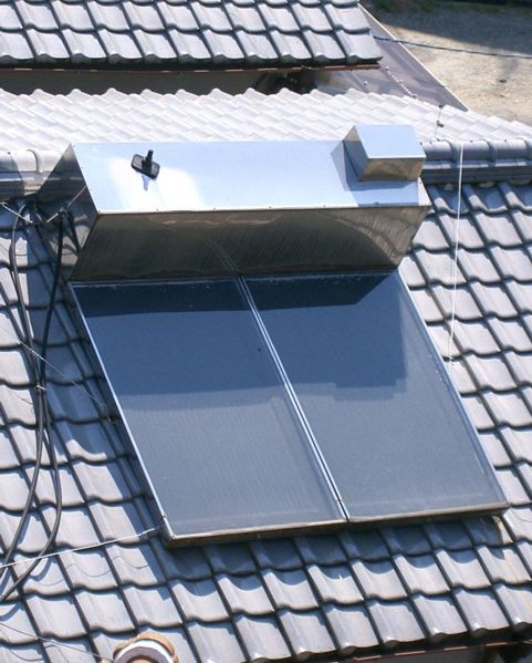 かつては駒ヶ根にたくさんあったシンプルな太陽熱温水器