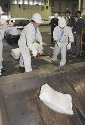 函館市日乃出清掃工場で焼却炉の投入口に廃棄される汚染米 =北海道新聞=