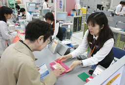 後期高齢者医療制度の保険料の天引きが始まり、支給された年金額の確認などに訪れるお年寄りが相次いだ郵便局の窓口=15日、札幌市中央区 北海道新聞