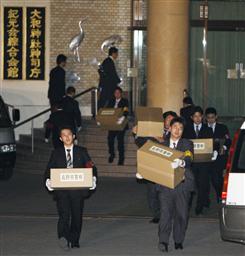 宗教法人「紀元会」の施設から押収物が入った段ボールを運び出す捜査員=15日午後6時37分、長野県小諸市