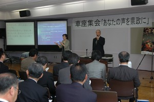 車座集会での手話通訳 NPO法人長野サマライズ・センターHPより