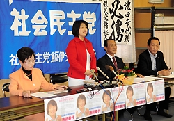 長野5区に社民党から立候補することが決まり会見する池田幸代氏 9/28信濃毎日新聞より