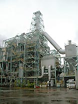 1時間に約5万キロワットの電力を作り出せる、国内最大規模のバイオマス発電施設=29日、千葉県市原市の三井造船千葉事業所〔共同