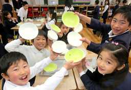 竹の食器が使われている光友小。「残さず食べました」=福岡県八女市立花町