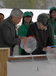 稚魚を放流される天皇、皇后両陛下=11日、大津市のなぎさ公園打出の森で