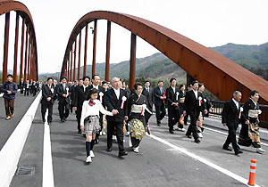 渡り初め 吉瀬田切大橋しゅん工式 中日新聞