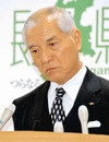 会見中にうつむきながら記者の質問を聞く村井仁知事=中日新聞より=