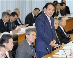 全国知事会の緊急会議であいさつする会長の麻生渡福岡県知事=20日午後、東京都千代田区の都道府県会館