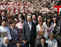 「桜を見る会」で(右から)にしおかすみこさん、菊川怜さん、ギャル曽根さんらと記念写真に納まる福田首相=12日午前、東京・新宿御苑