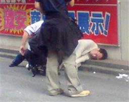 東京・秋葉原の通り魔事件で取り押さえられた容疑者(右)=8日午後0時30分ごろ=岩手日報=