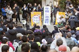 年末年始に行き場がない人たちを支援しようと開設された“年越し派遣村”の開村式=12月31日午前、東京・日比谷公園