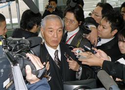 西松建設から自身周辺への現金提供疑惑で、報道陣の質問に答える長野県の村井仁知事=26日午前、長野県庁 岩手日報