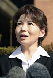 磯谷利恵さんが拉致、殺害された闇サイト殺人事件の判決公判を前に、心境を語る母富美子さん=18日午前、名古屋地裁前 岐阜新聞=