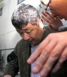 外出先から帰宅した守屋武昌・前防衛事務次官=28日、朝日新聞