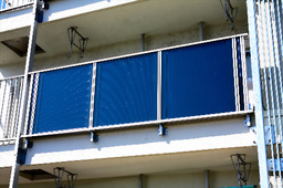 集合住宅のバルコニー外側に設置された太陽熱利用システム=東京ガス提供