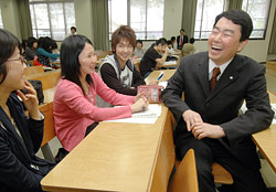 学生と談笑する宮城県の村井嘉浩知事(読売新聞)