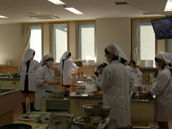調理実習イメージ (愛媛県の松山東雲高等学校ブログより)