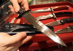 店頭で売られているダガーナイフ(手前)などのナイフ=10日午後5時05分、大阪市北区梅田のナイフ店(産経ニュース)