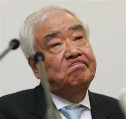 会見中、険しい表情を見せる三笠フーズの冬木三男社長=6日 産経新聞より
