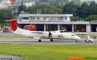 大阪空港に緊急着陸した日本エアコミューターのボンバルディアDHC8-402 =2008年6月25日 産経新聞紙面より