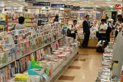 犯行現場の啓文堂書店内 =東京新聞=