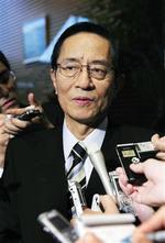 首相官邸で記者会見する細田幹事長