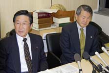 国の敗訴が確定し記者会見する原告団事務局長で東近江市議の野田清司さん(左)ら(11日夕、大津市)=共同
