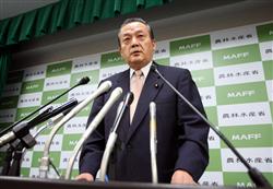厳しい表情で会見する太田誠一農水相=12日 産経ニュース