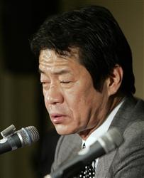 G7閉幕後、記者会見に臨んだ中川財務相。上下のまぶたがくっつきそうで、記者との間でもトンチンカンなやりとりが繰り広げられた=14日(日本時間15日、ローマ、AP=共同)【フォト】