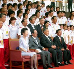 北京五輪選手村で日本選手団を激励後、記念写真に納まる福田首相(最前列左から2人目)ら=8日午後(代表撮影・共同)