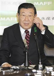 米国産輸入牛肉に特定危険部位が含まれていた問題で記者会見する若林農相=24日午後、国会 山梨日日新聞