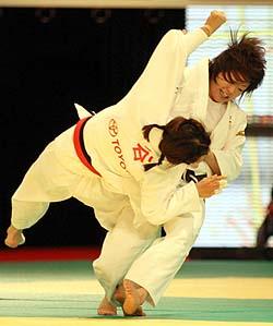 決勝で谷に払い腰をかけ苦しめる山岸(右) サンスポ.COM