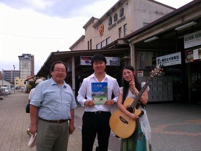 飛騨・高山駅前で路上ライブ!